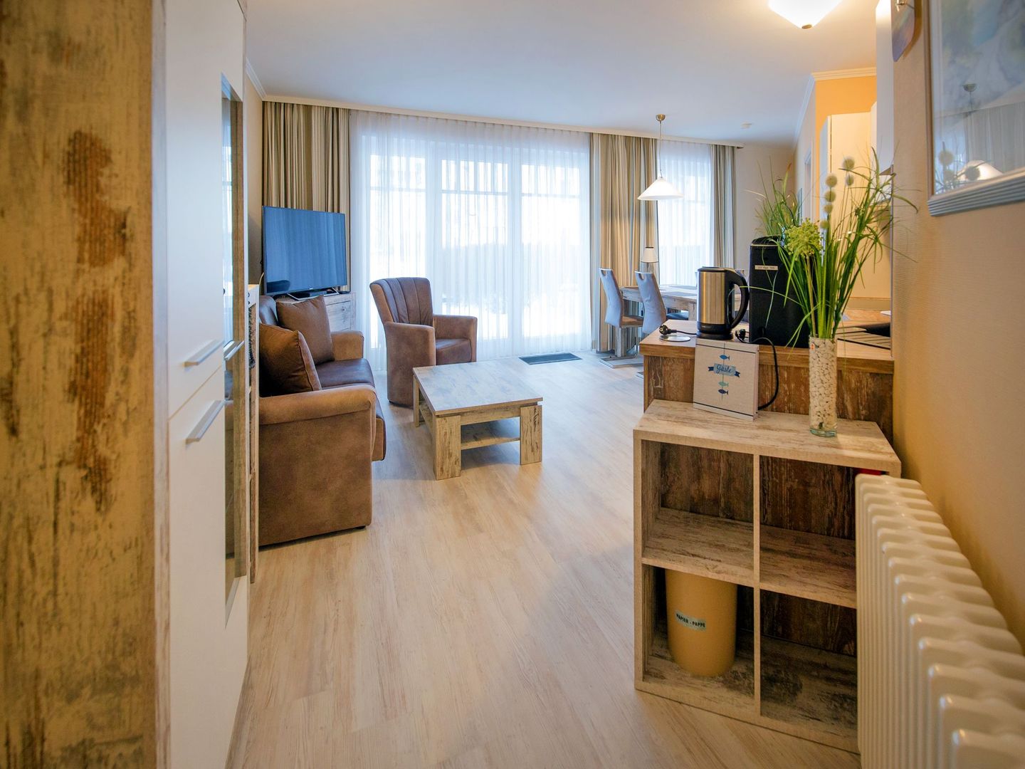 Dünenpark Binz Komfortplus Ferienwohnung mit 1 Schlafzimmer und Terrasse im Erdgeschoss (165) Insel Rügen - Wohnzimmer