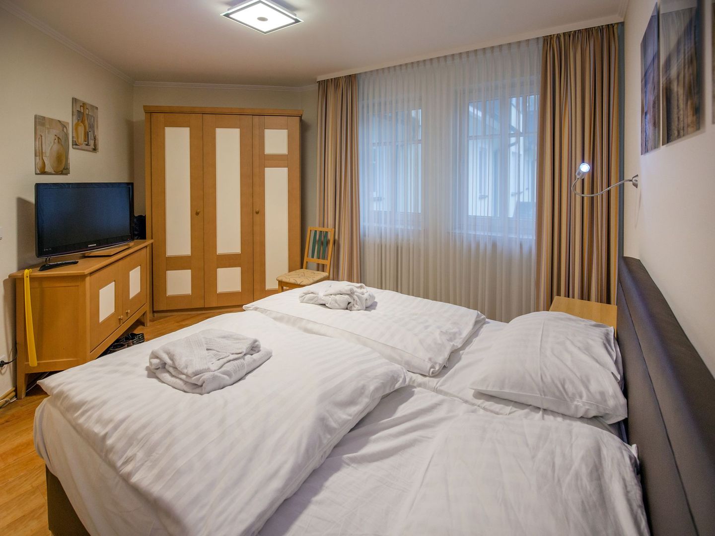 Dünenpark Binz Komfortplus Ferienwohnung mit 2 Schlafzimmern und Balkon im Obergeschoss (170) Insel Rügen - Schlafzimmer