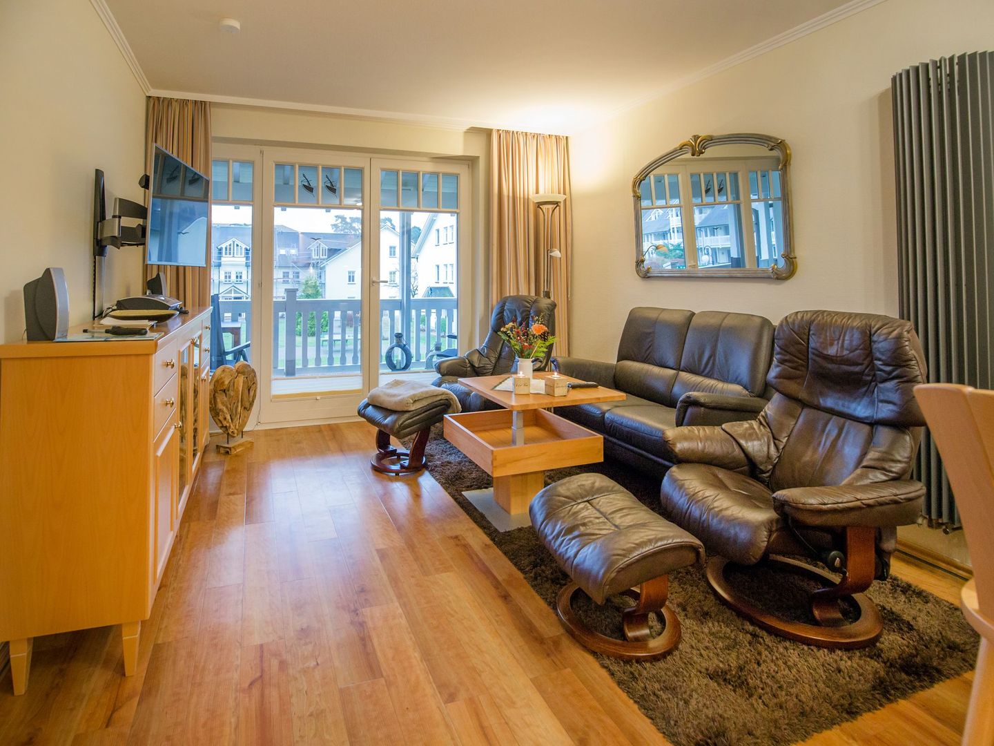 Dünenpark Binz Komfortplus Ferienwohnung mit 2 Schlafzimmern und Balkon im Obergeschoss (170) Insel Rügen - Wohnzimmer