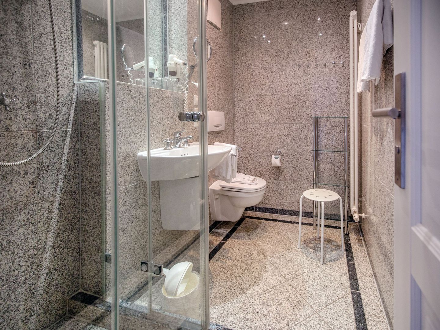 Dünenpark Binz Komfortplus Ferienwohnung mit 2 Schlafzimmern und Balkon im Dachgeschoss (171) Insel Rügen - Badezimmer