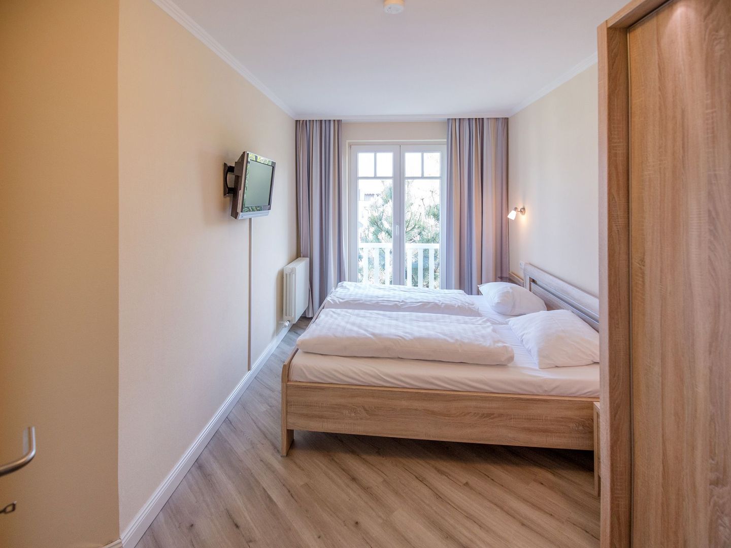 Dünenpark Binz Komfortplus Ferienwohnung mit 1 Schlafzimmer und Balkon im Dachgeschoss (173) Insel Rügen - Schlafzimmer