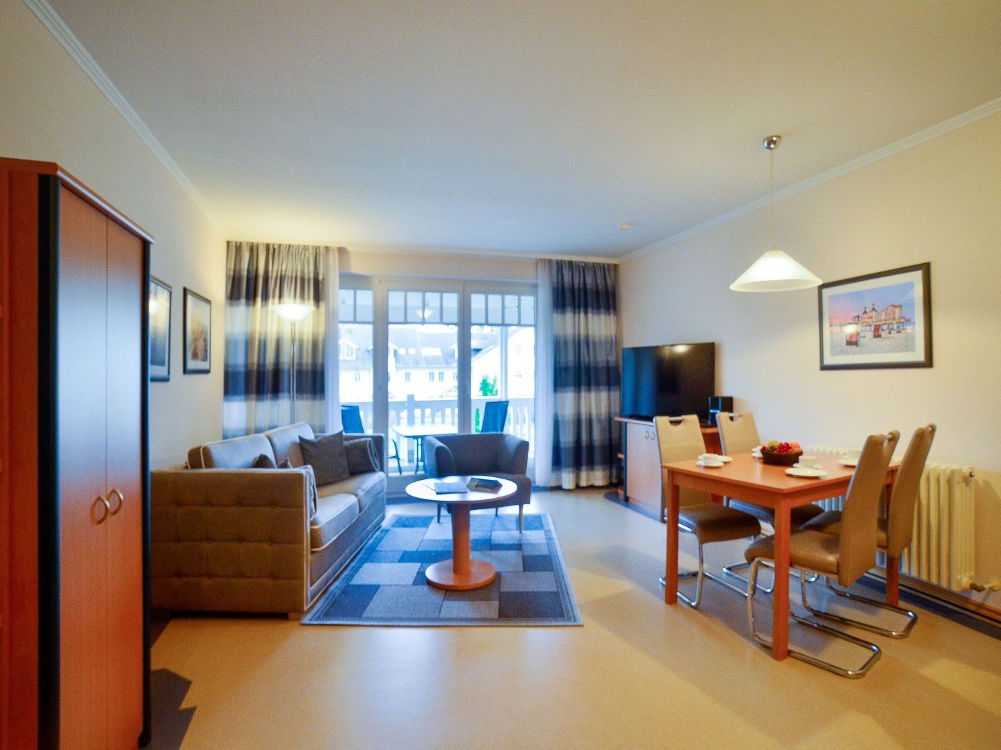 Dünenpark Binz Komfort Ferienwohnung mit 1 Schlafzimmer und Balkon im Obergeschoss (179) Insel Rügen - Wohnzimmer