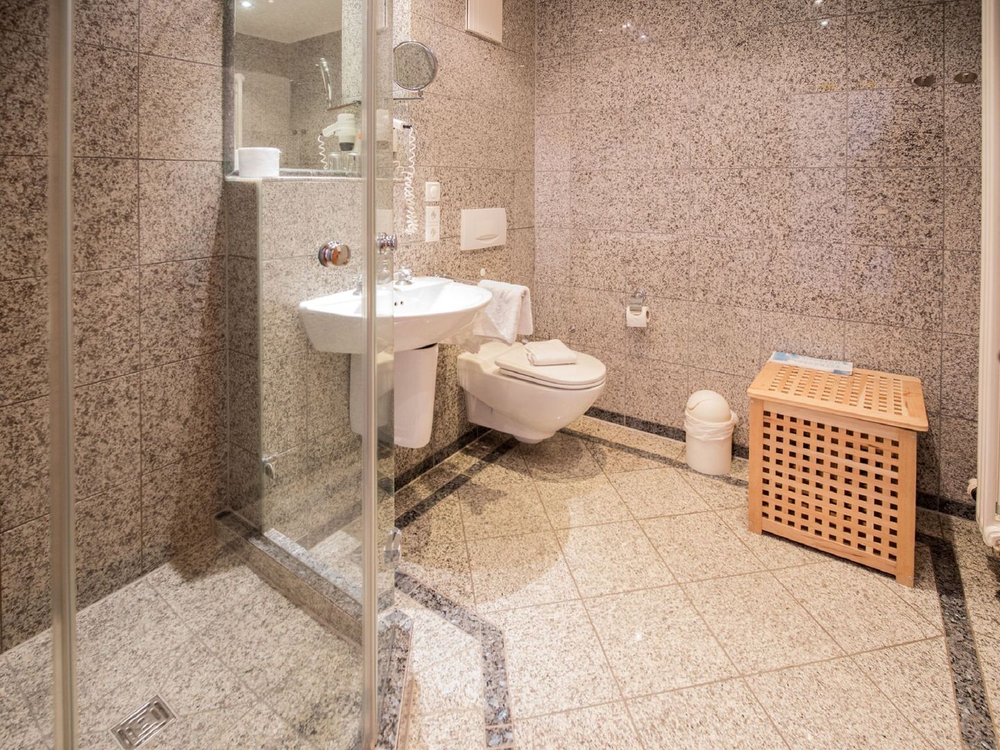 Dünenpark Binz Komfortplus Ferienwohnung mit 1 Schlafzimmer und Balkon im Dachgeschoss (183) Insel Rügen - Badezimmer