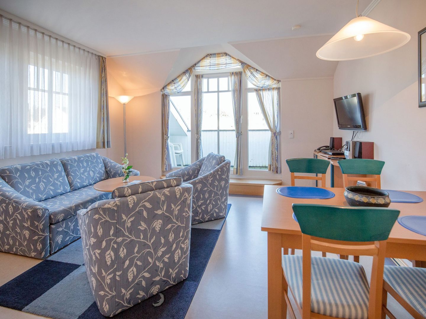 Dünenpark Binz Komfort Ferienwohnung mit 1 Schlafzimmer und Balkon im Dachgeschoss (186) Insel Rügen - Wohnzimmer
