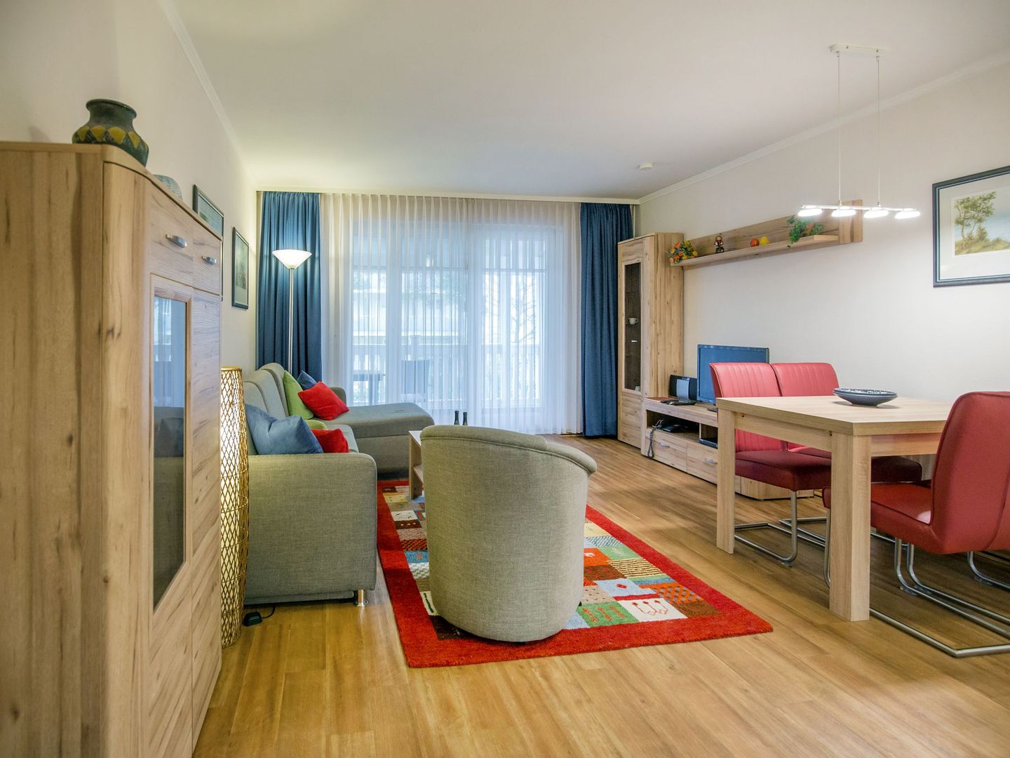 Dünenpark Binz Komfortplus Ferienwohnung mit 1 Schlafzimmer und Balkon im Obergeschoss (203) Insel Rügen - Wohnzimmer