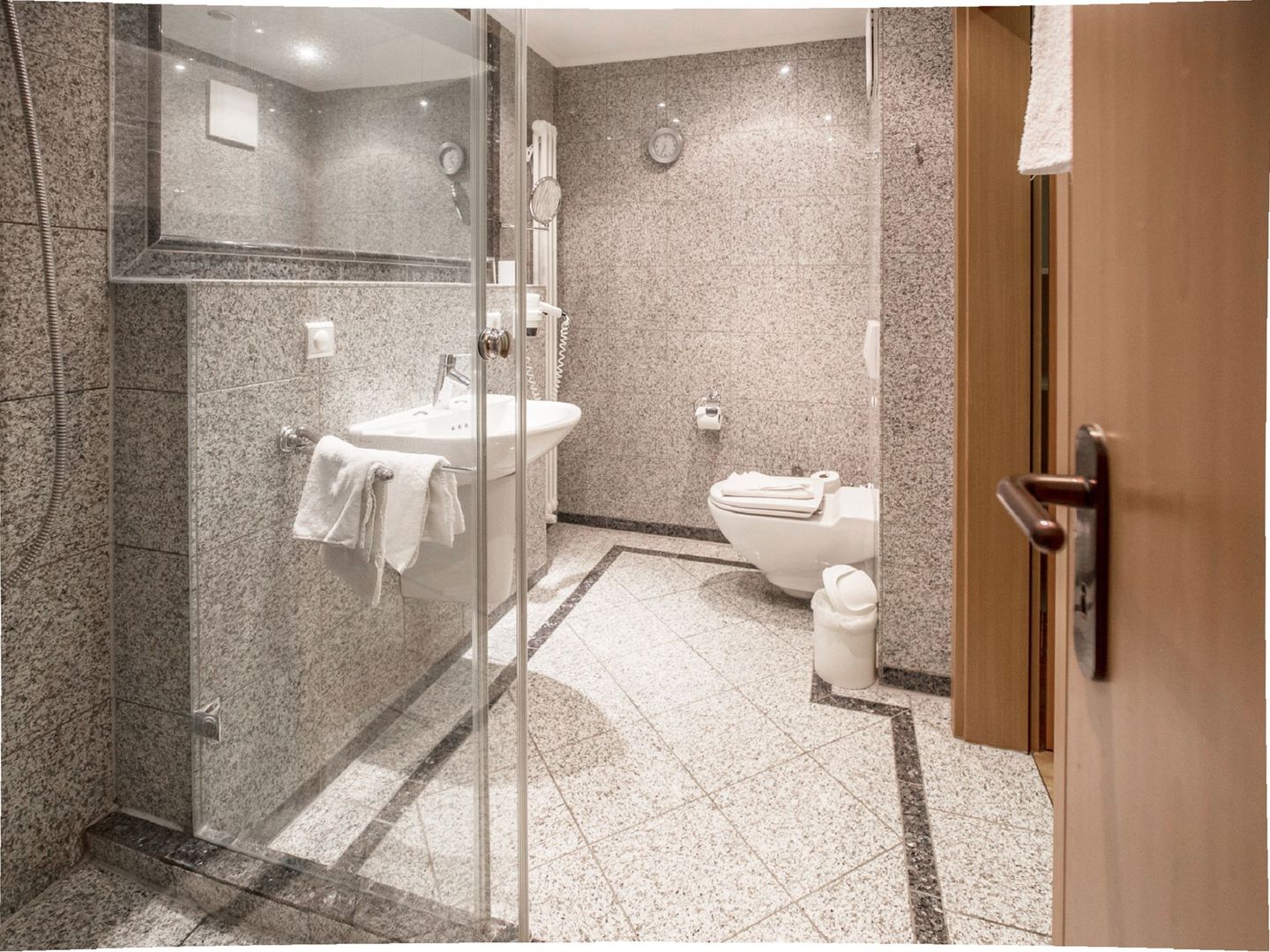 Dünenpark Binz Komfortplus Ferienwohnung mit 1 Schlafzimmer und Balkon im Obergeschoss (203) Insel Rügen - Badezimmer