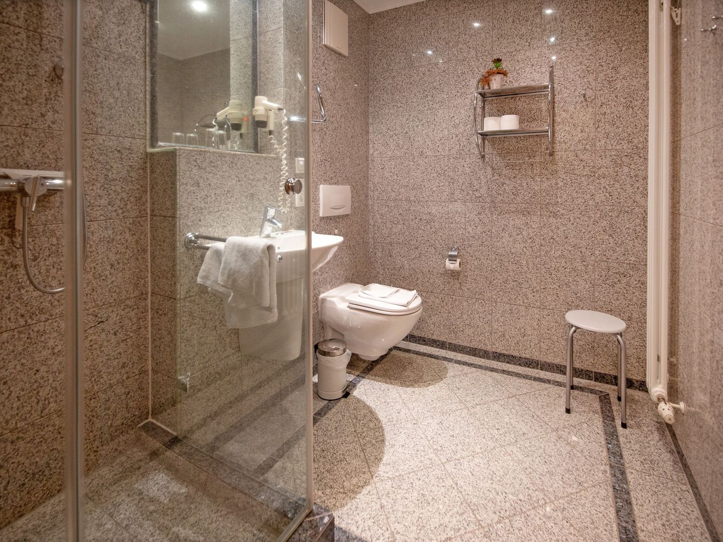 Dünenpark Binz Komfort Ferienwohnung mit 1 Schlafzimmer und Balkon im Dachgeschoss (207) Insel Rügen - Badezimmer