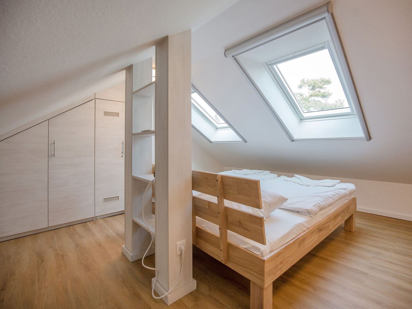 Dünenpark Binz Komfortplus Ferienwohnung mit 1 Schlafzimmer und Balkon im Dachgeschoss (208) Insel Rügen - Schlafzimmer