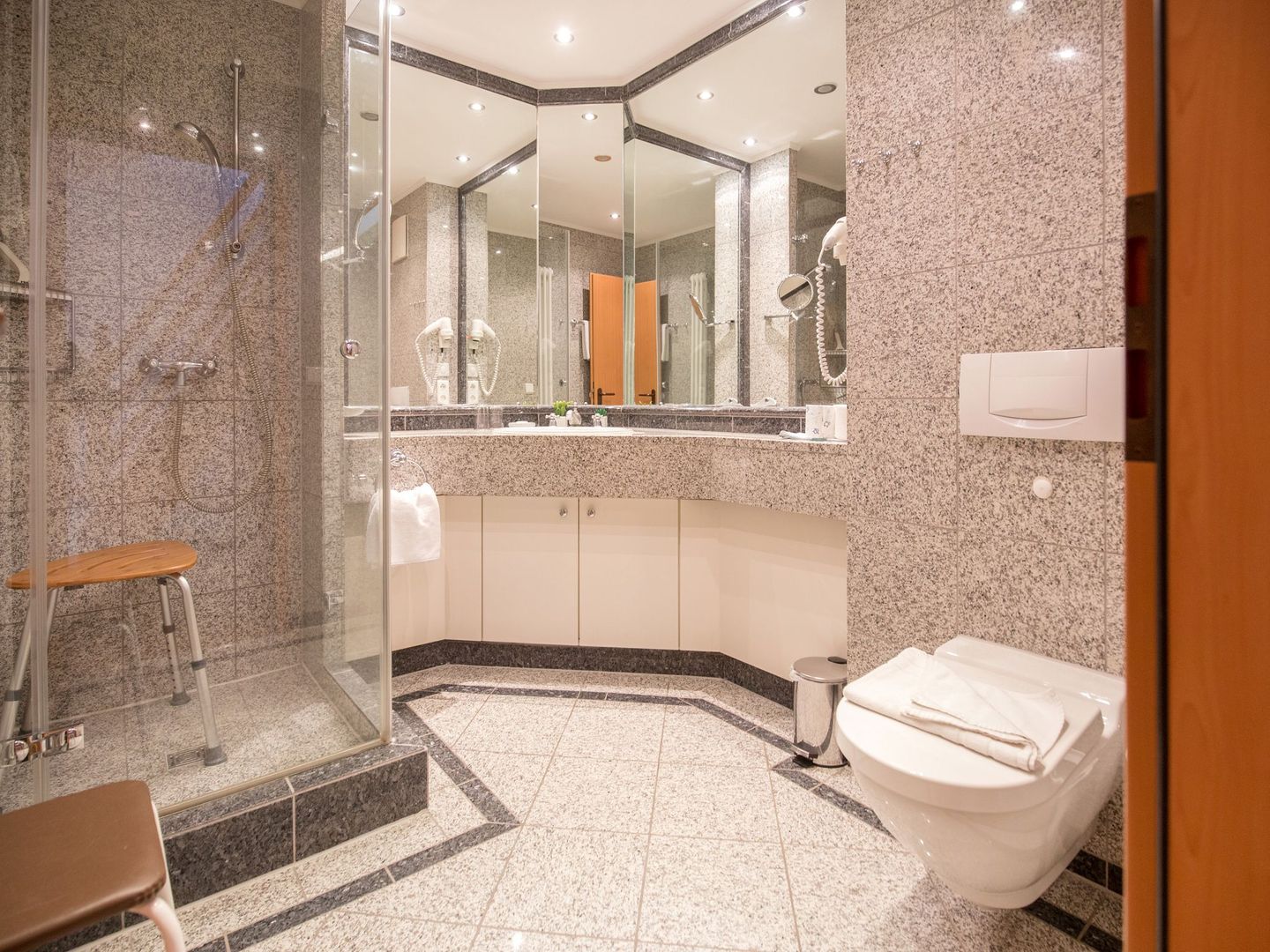 Dünenpark Binz Komfortplus Ferienwohnung mit 1 Schlafzimmer und Balkon im Dachgeschoss (208) Insel Rügen - Badezimmer