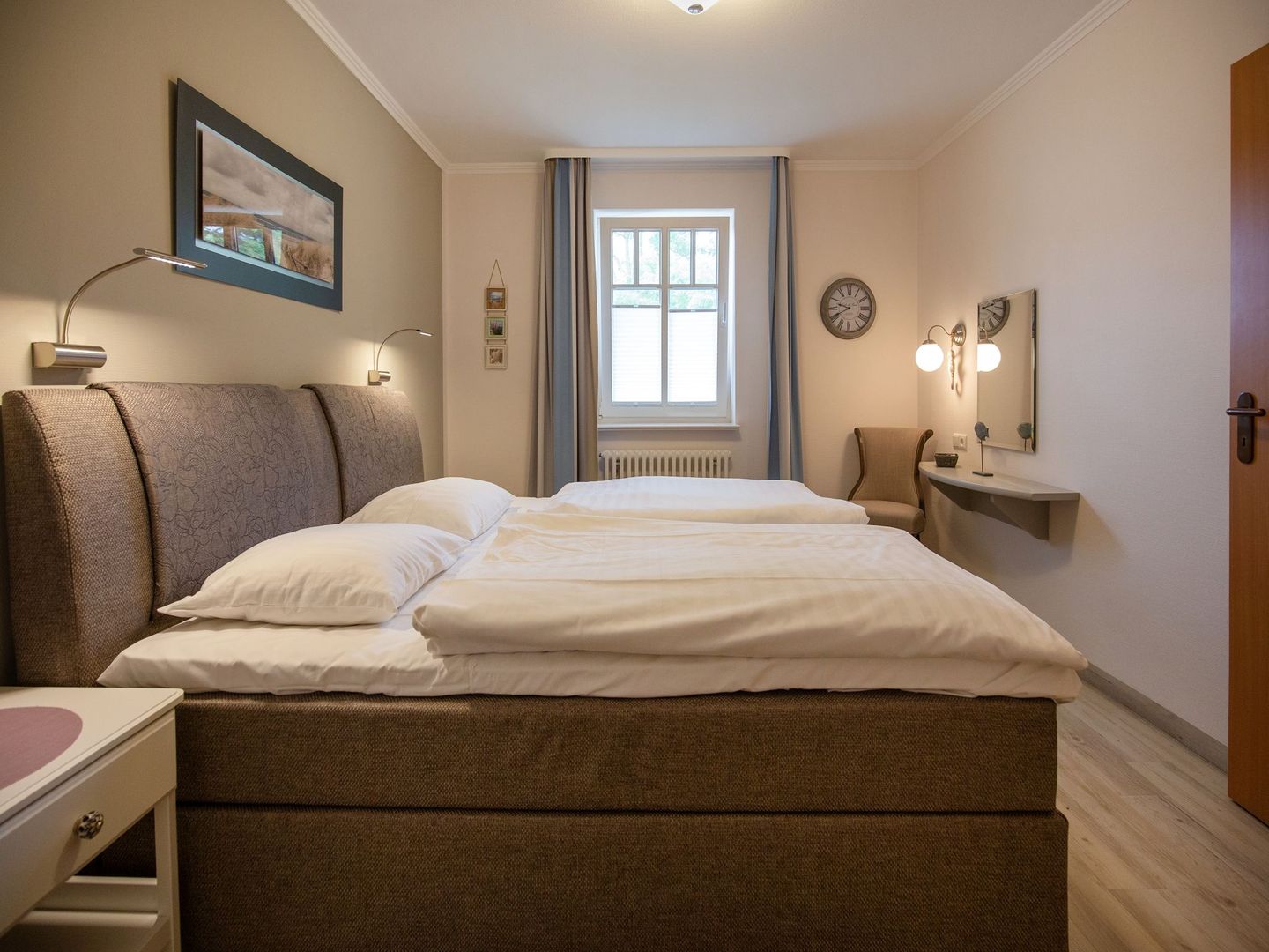 Dünenpark Binz Komfortplus Ferienwohnung mit 1 Schlafzimmer und Balkon im Obergeschoss (205) Insel Rügen - Schlafzimmer