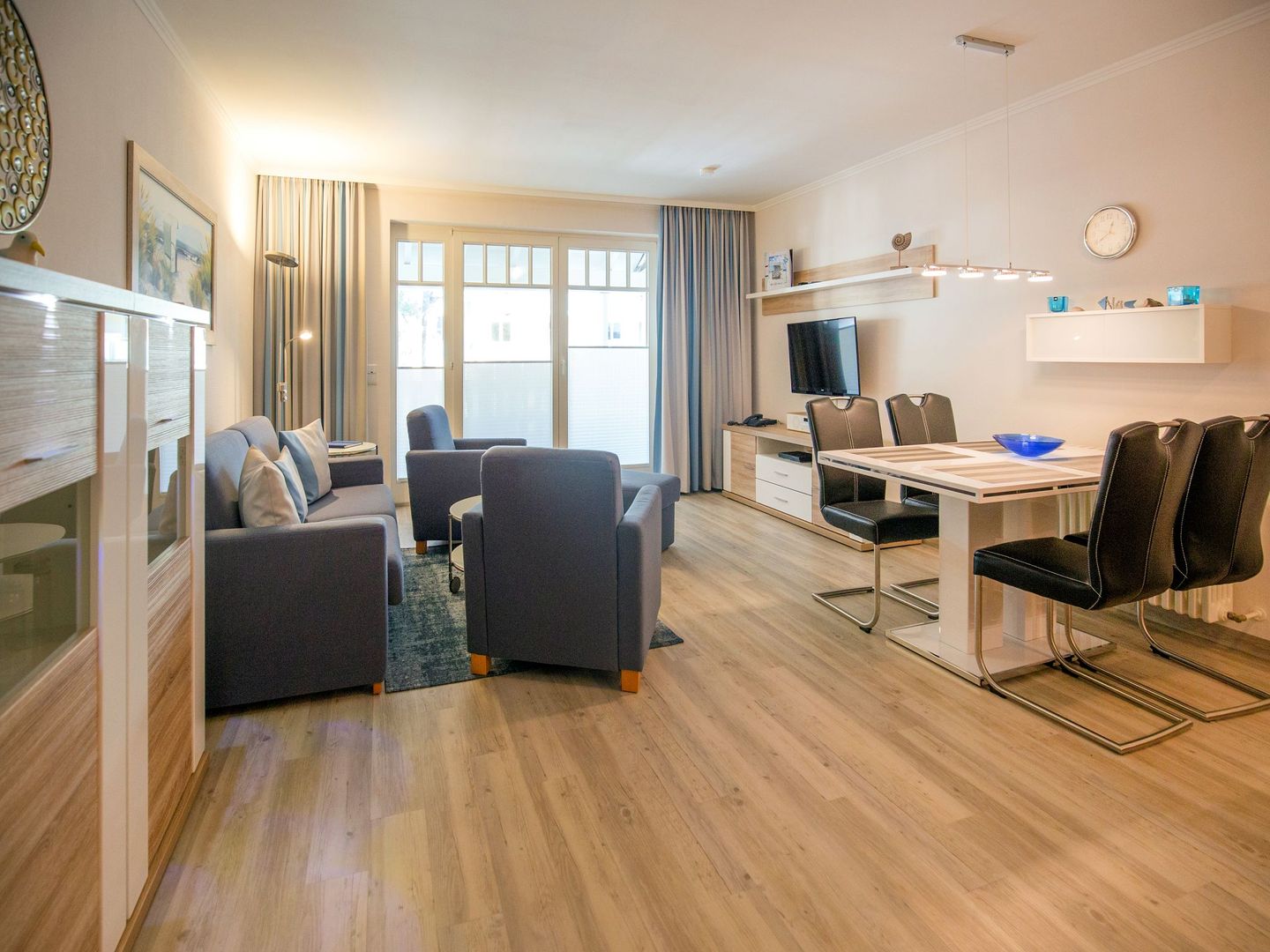 Dünenpark Binz Komfortplus Ferienwohnung mit 1 Schlafzimmer und Balkon im Obergeschoss (205) Insel Rügen - Wohnzimmer