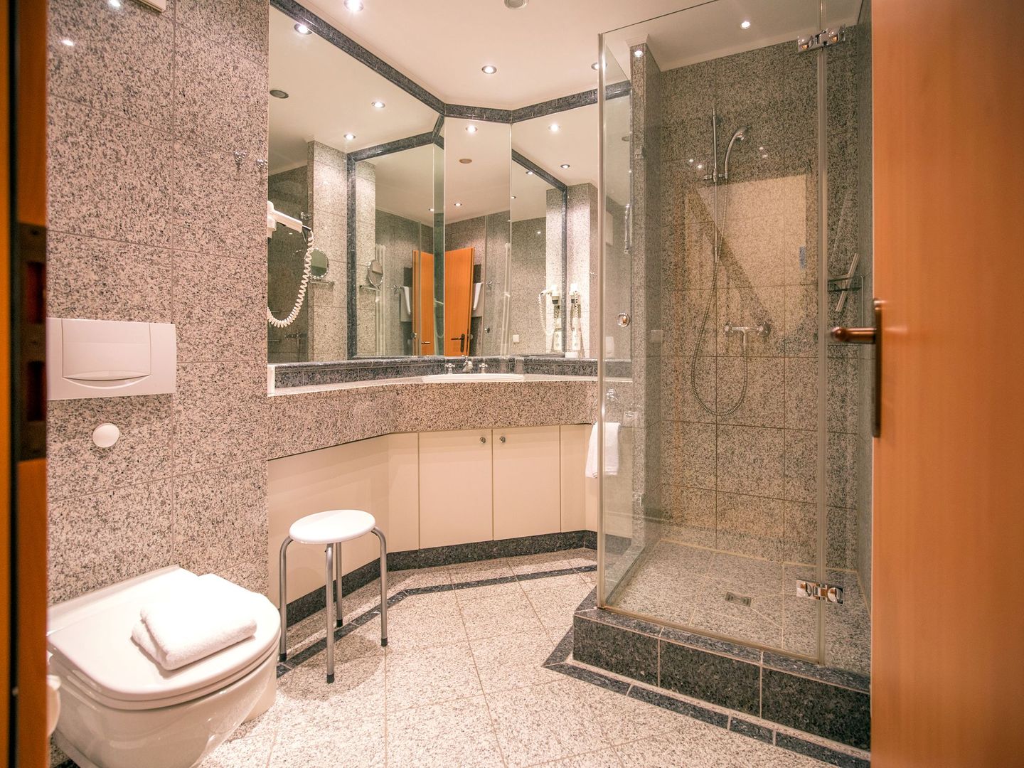 Dünenpark Binz Komfortplus Ferienwohnung mit 1 Schlafzimmer und Balkon im Dachgeschoss (209) Insel Rügen - Badezimmer