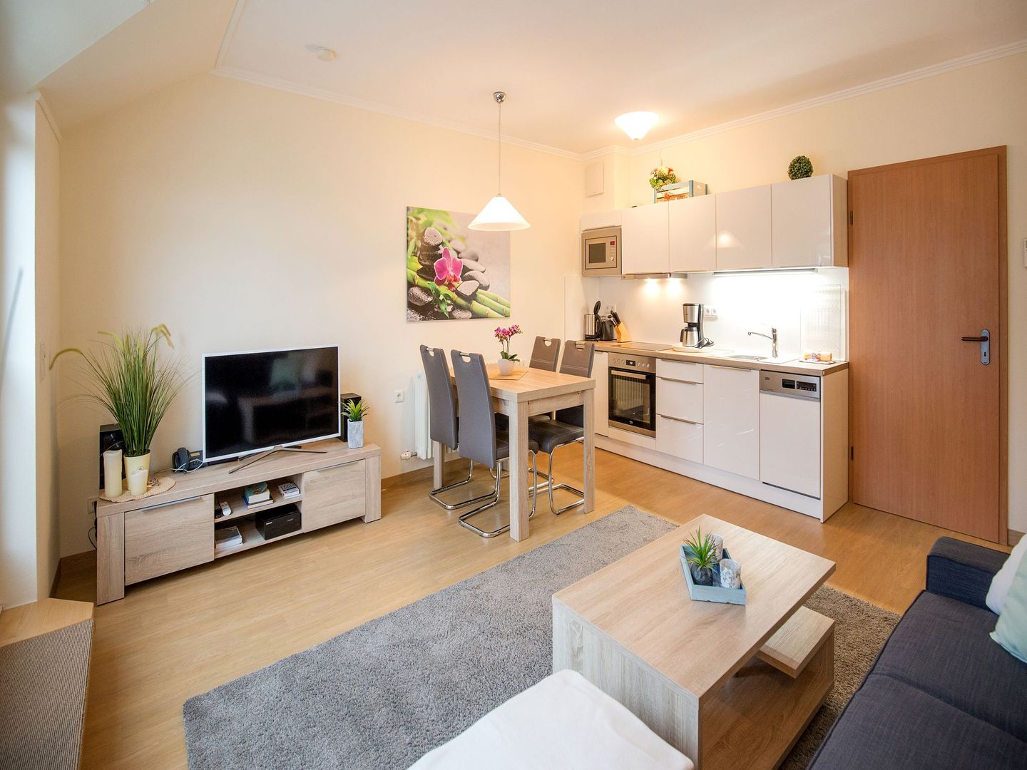 Dünenpark Binz Komfortplus Ferienwohnung mit 1 Schlafzimmer und Balkon im Dachgeschoss (209) Insel Rügen - Wohnzimmer