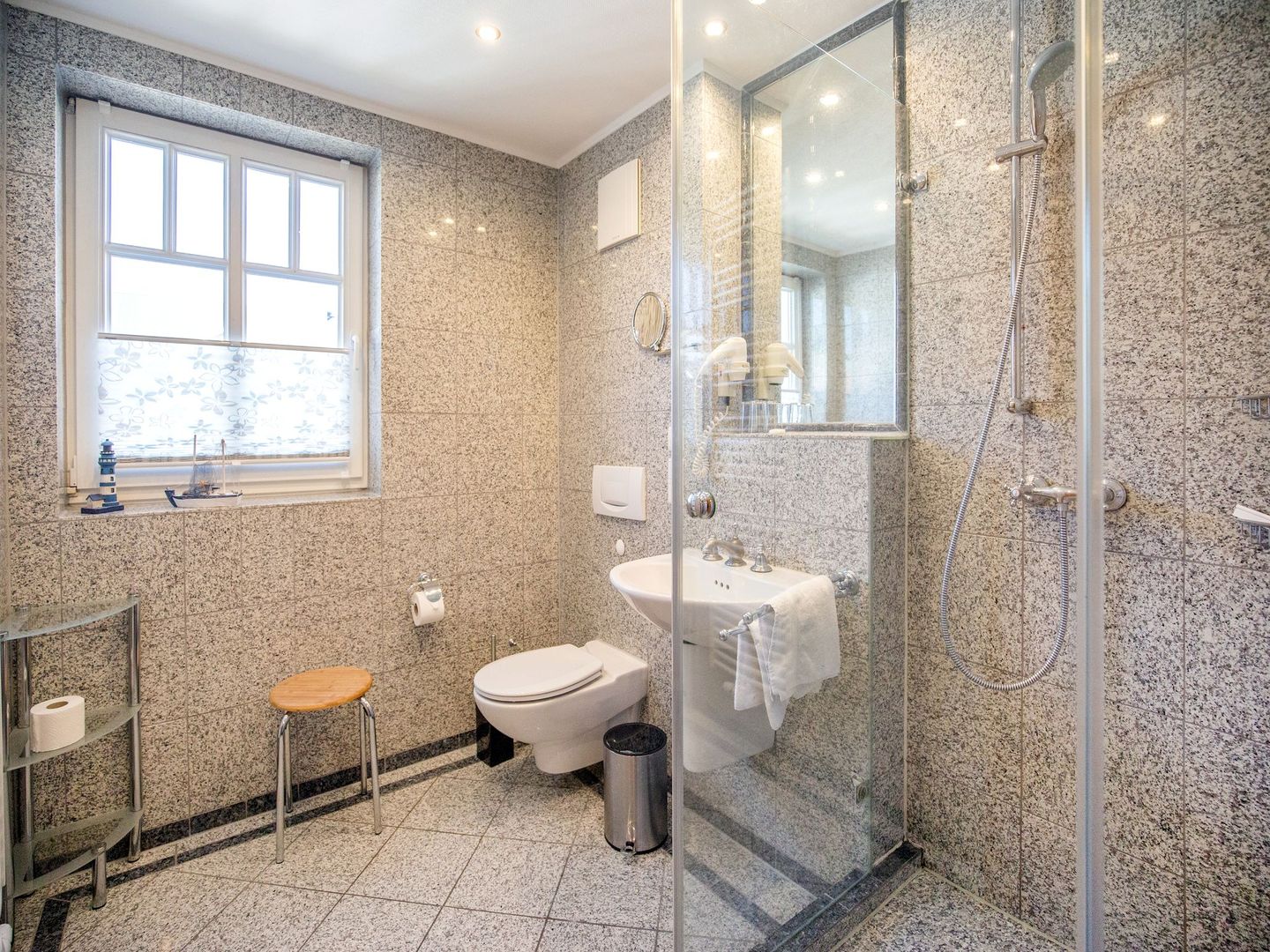 Dünenpark Binz Komfortplus Ferienwohnung mit 1 Schlafzimmer und Balkon im Dachgeschoss (210) Insel Rügen - Badezimmer