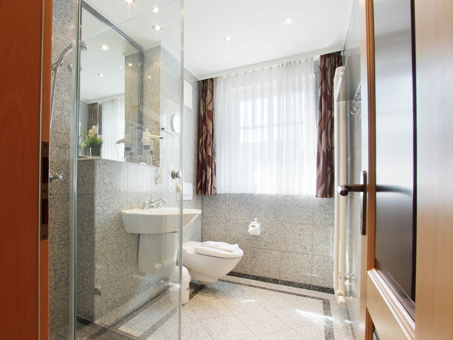 Dünenpark Binz Komfortplus Ferienwohnung mit 2 Schlafzimmern und Balkon im Dachgeschoss (195) Insel Rügen - Badezimmer