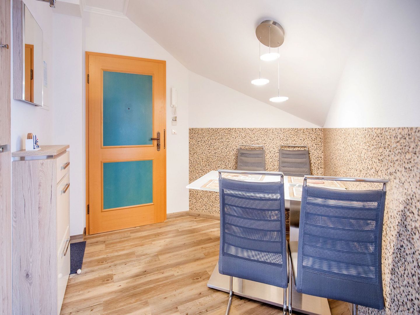 Dünenpark Binz Komfortplus Ferienwohnung mit 2 Schlafzimmern und Balkon im Dachgeschoss (198) Insel Rügen - Wohnzimmer