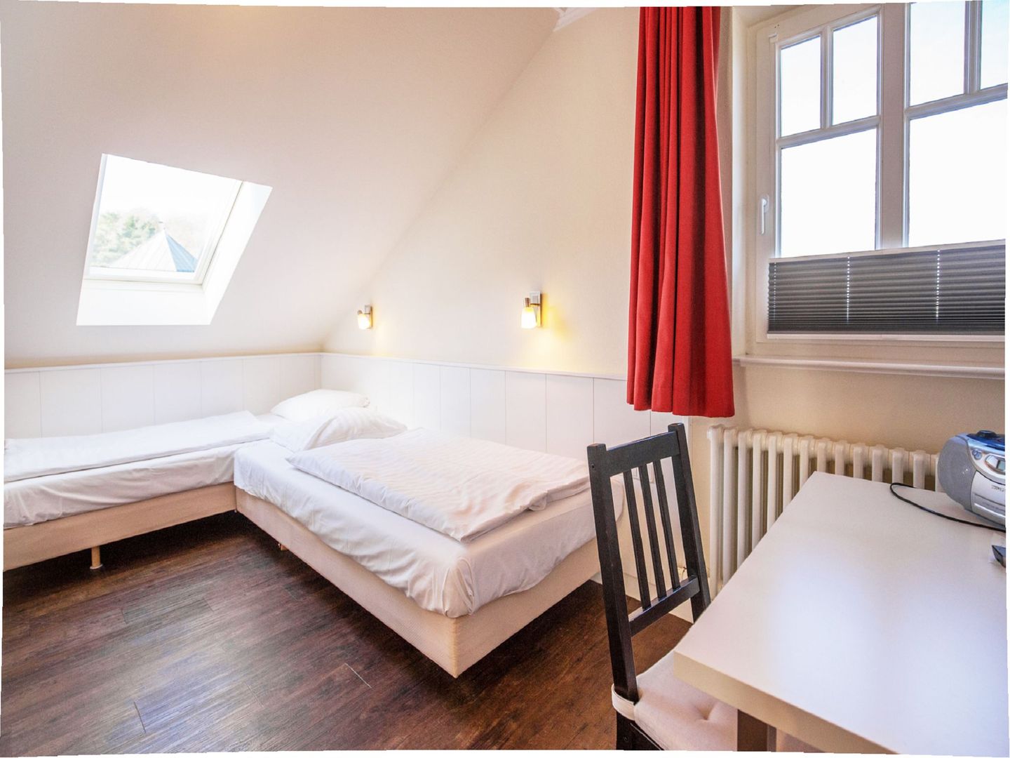 Dünenpark Binz Komfortplus Ferienwohnung mit 2 Schlafzimmern und Balkon im Dachgeschoss (217) Insel Rügen - Schlafzimmer