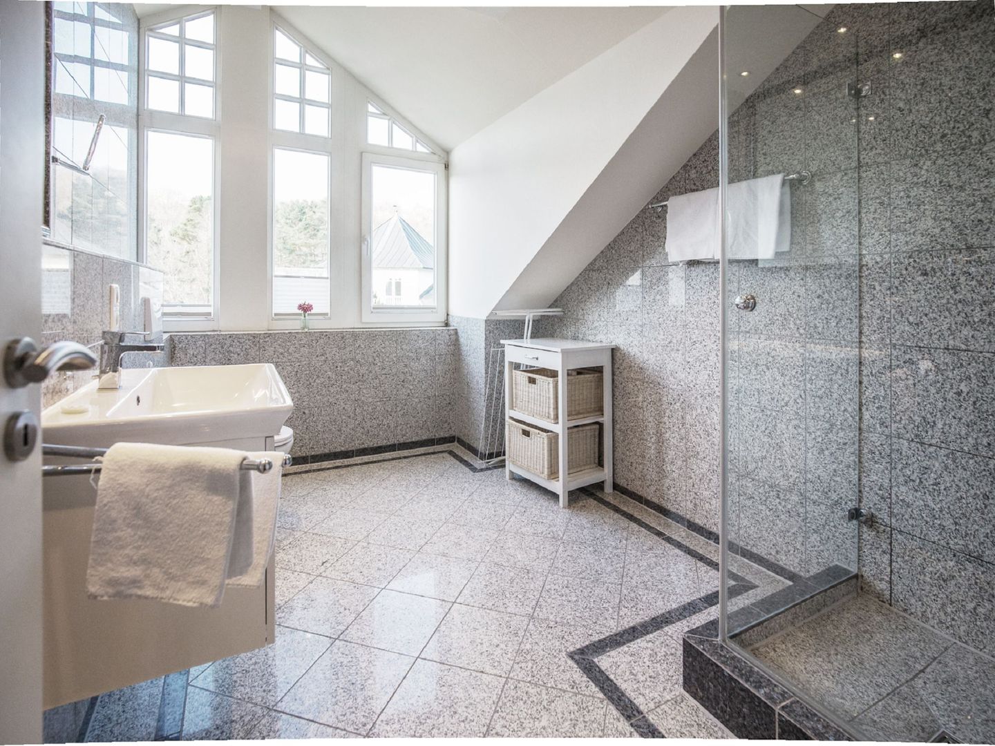 Dünenpark Binz Komfortplus Ferienwohnung mit 2 Schlafzimmern und Balkon im Dachgeschoss (217) Insel Rügen - Badezimmer