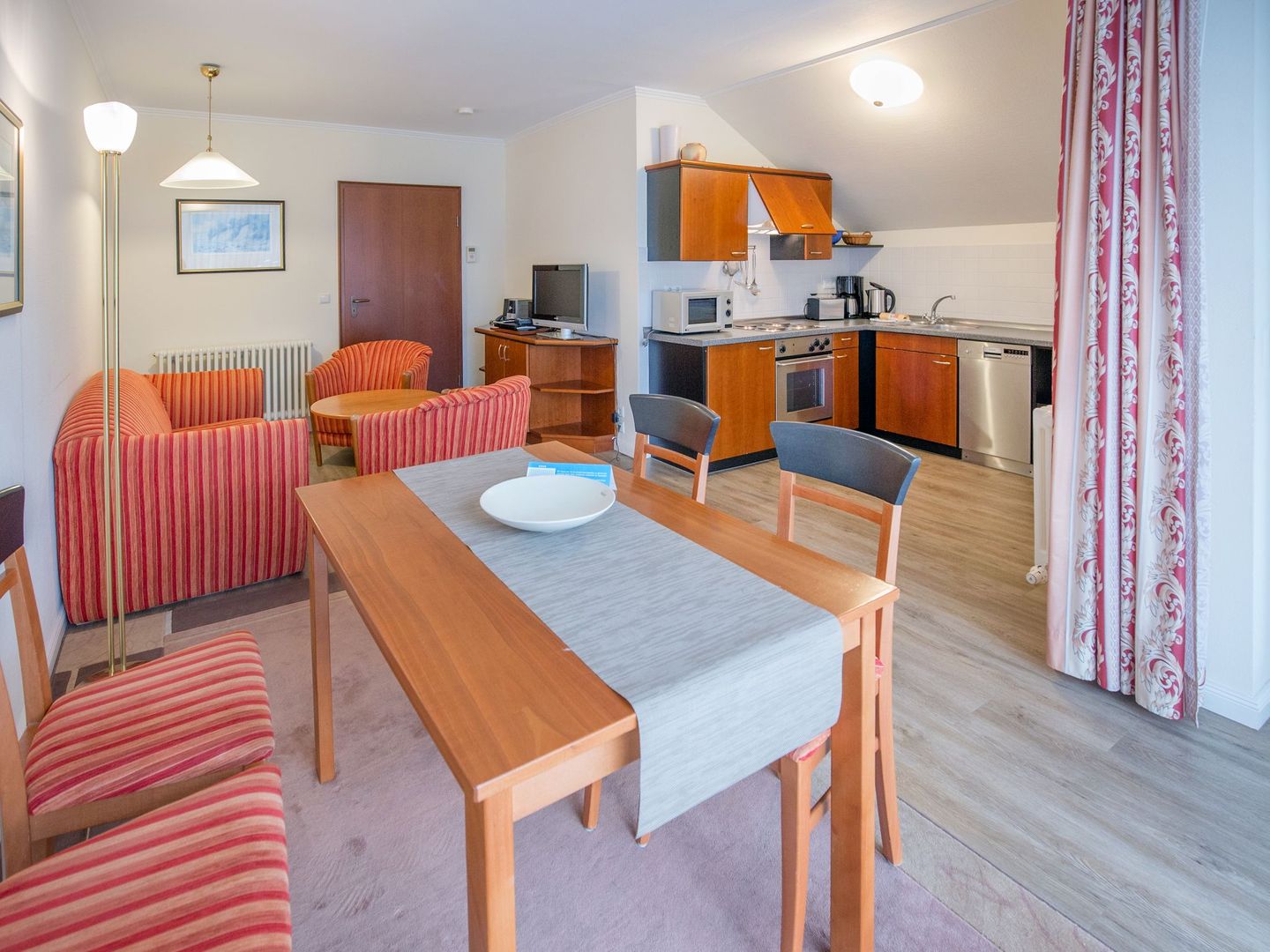 Dünenpark Binz Komfort Ferienwohnung mit 2 Schlafzimmern und Balkon im Dachgeschoss (218) Insel Rügen - Wohnzimmer