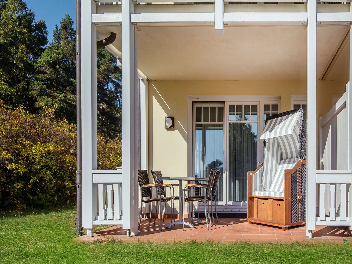 Dünenpark Binz Komfort Ferienwohnung mit 1 Schlafzimmer und Terrasse im Erdgeschoss (219) Insel Rügen - Terrasse