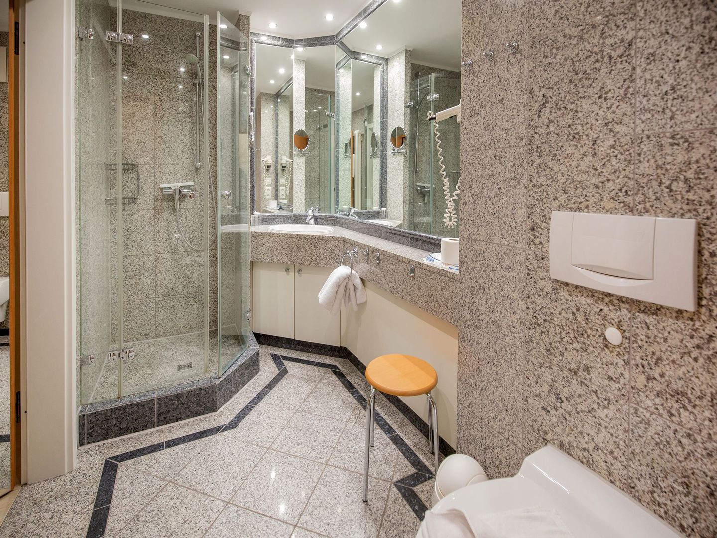 Dünenpark Binz Komfortplus Ferienwohnung mit 1 Schlafzimmer und Balkon im Obergeschoss (228) Insel Rügen - Badezimmer