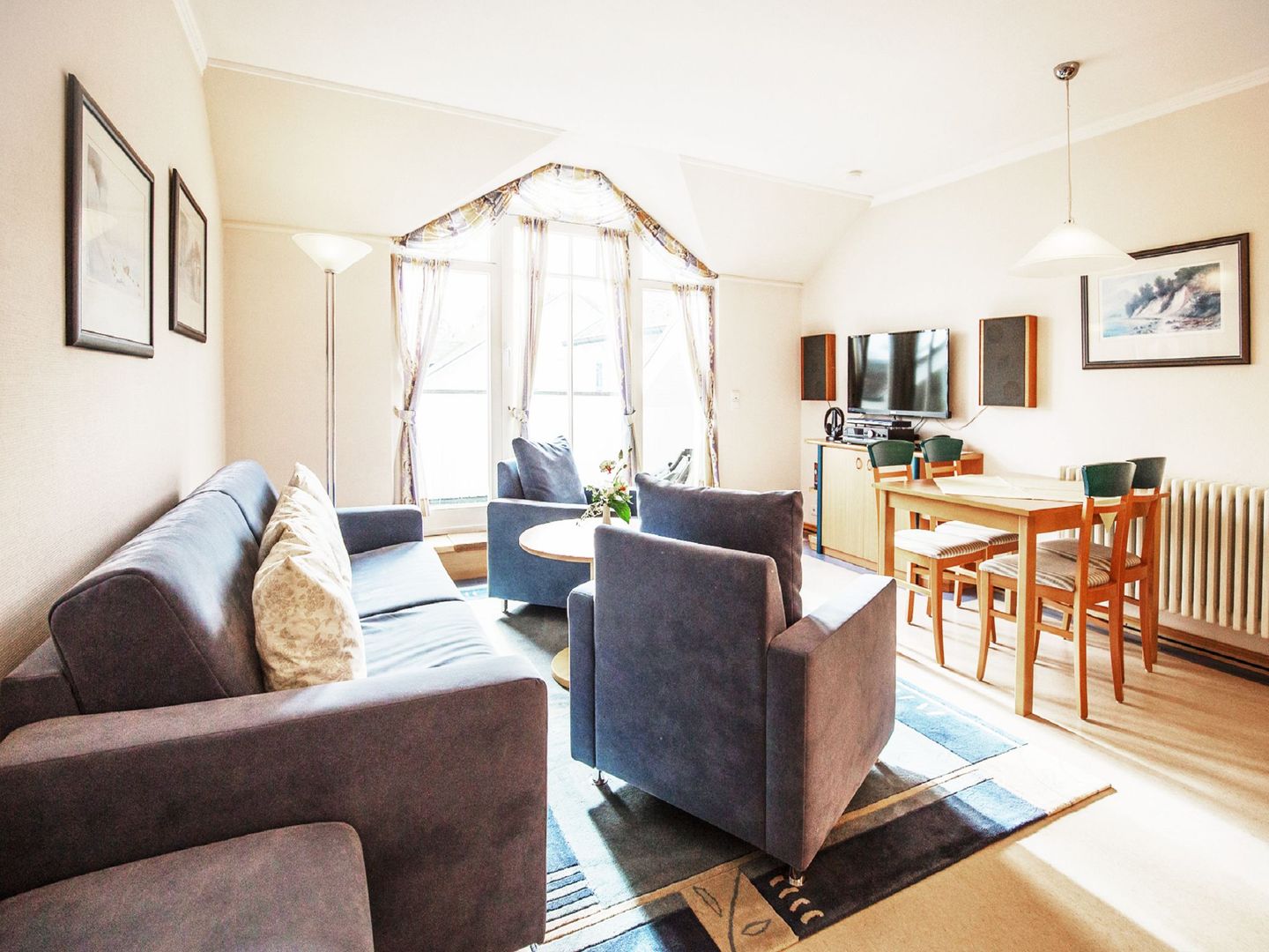 Dünenpark Binz Komfort Ferienwohnung mit 1 Schlafzimmer, Balkon und Schlafmöglichkeit im Dachgeschoß (235) Insel Rügen - Wohnzimmer