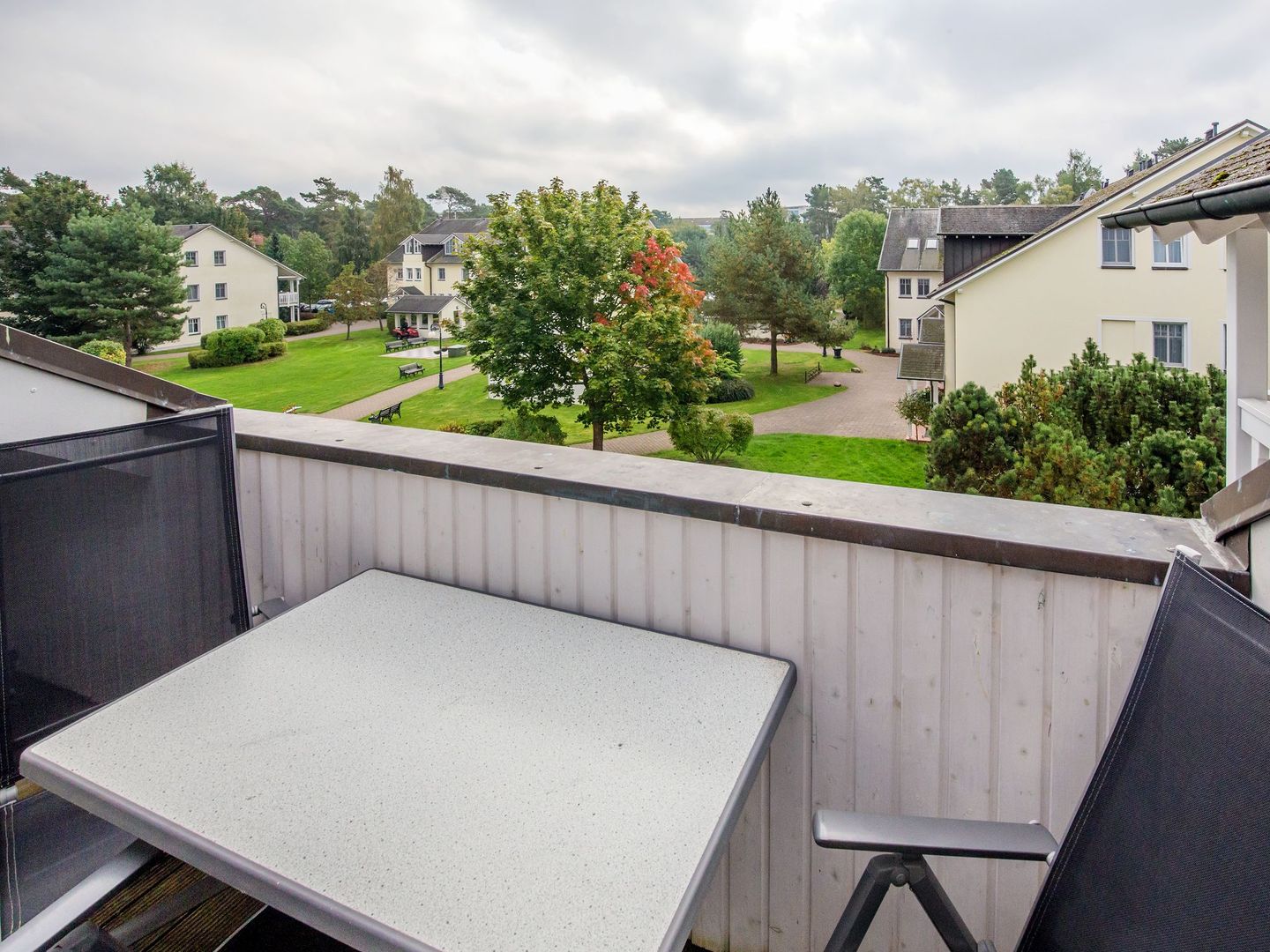 Dünenpark Binz Komfort Ferienwohnung mit 1 Schlafzimmer, Balkon und Schlafmöglichkeit im Dachgeschoß (235) Insel Rügen - Balkon