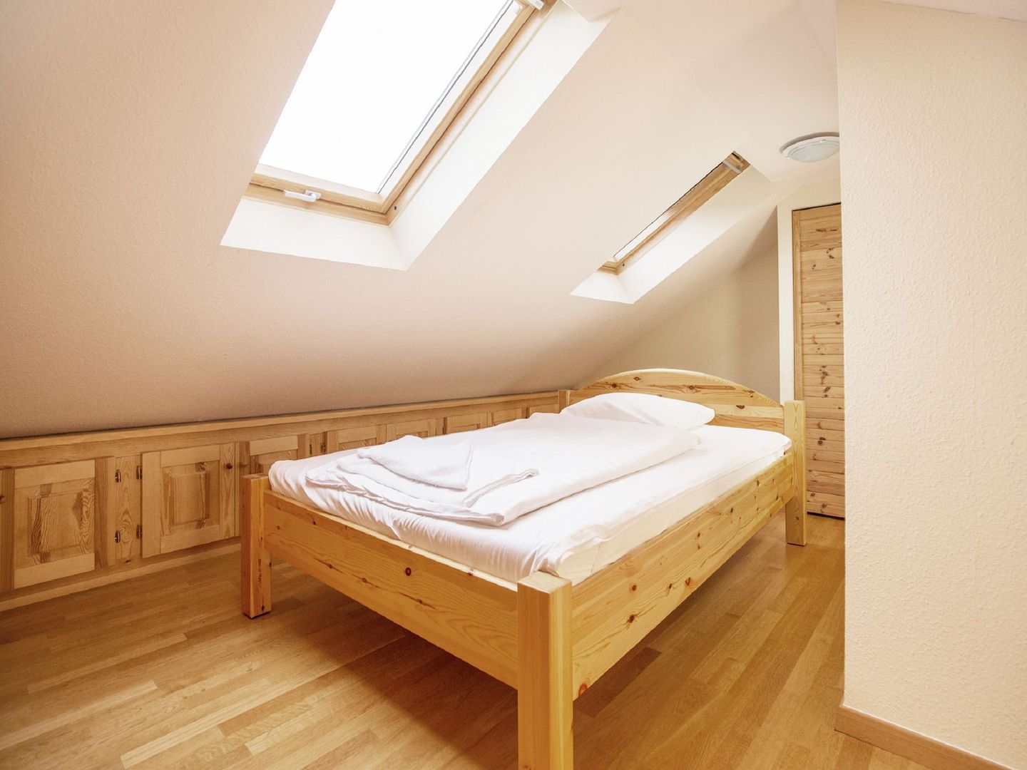 Dünenpark Binz Komfort Ferienwohnung mit 1 Schlafzimmer, Balkon und Schlafmöglichkeit im Dachgeschoß (235) Insel Rügen - Schlafzimmer