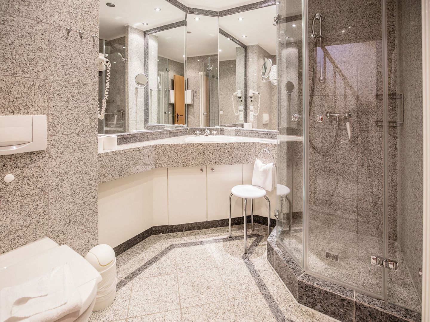 Dünenpark Binz Komfort Ferienwohnung mit 1 Schlafzimmer, Balkon und Schlafmöglichkeit im Dachgeschoß (235) Insel Rügen - Badezimmer