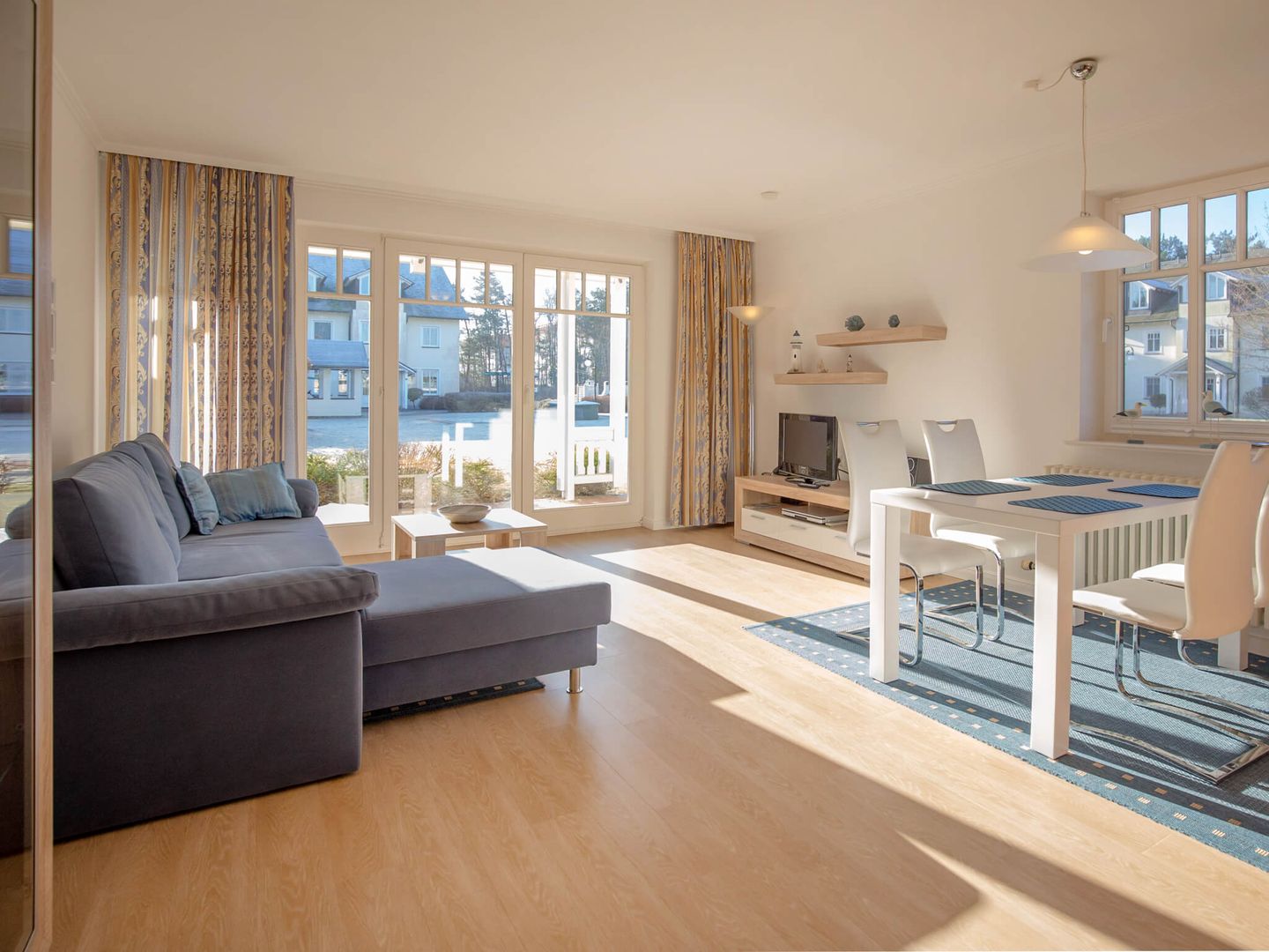 Dünenpark Binz Komfortplus Ferienwohnung mit 1 Schlafzimmer und Terrasse im Erdgeschoss (237) Insel Rügen - Wohnzimmer