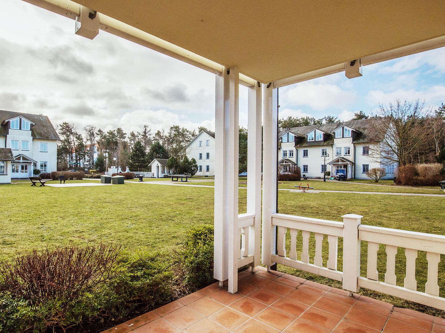 Dünenpark Binz Komfortplus Ferienwohnung mit 1 Schlafzimmer und Terrasse im Erdgeschoss (237) Insel Rügen - Terrasse