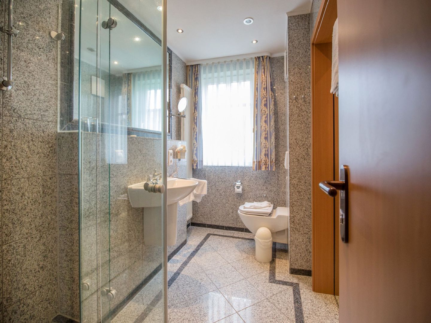 Dünenpark Binz Komfort Ferienwohnung mit 1 Schlafzimmer und Balkon im Obergeschoss (241) Insel Rügen - Badezimmer