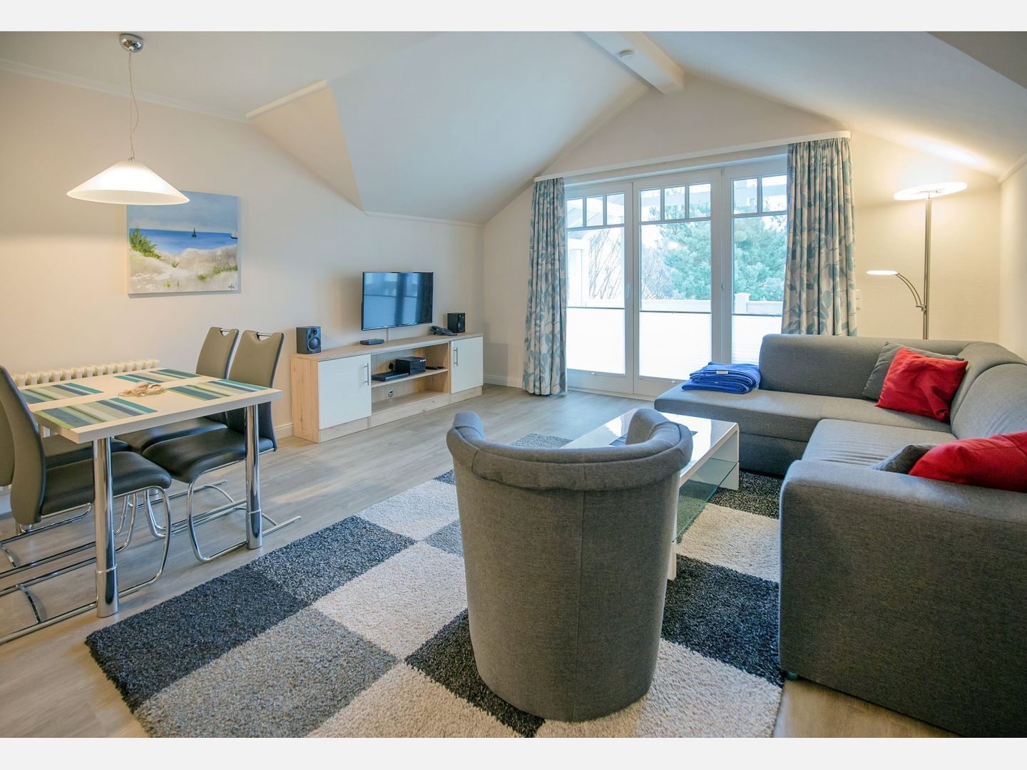 Dünenpark Binz Komfortplus Ferienwohnung mit 1 Schlafzimmer und Balkon im Dachgeschoss (246) Insel Rügen - Wohnzimmer