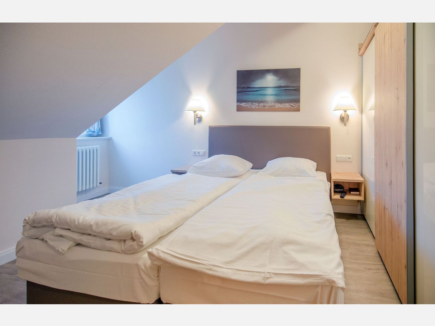 Dünenpark Binz Komfortplus Ferienwohnung mit 1 Schlafzimmer und Balkon im Dachgeschoss (246) Insel Rügen - Schlafzimmer