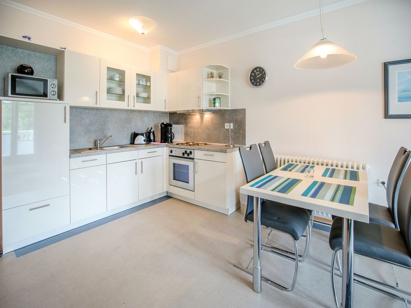 Dünenpark Binz Komfortplus Ferienwohnung mit 1 Schlafzimmer und Balkon im Dachgeschoss (246) Insel Rügen - Küche / Küchenzeile