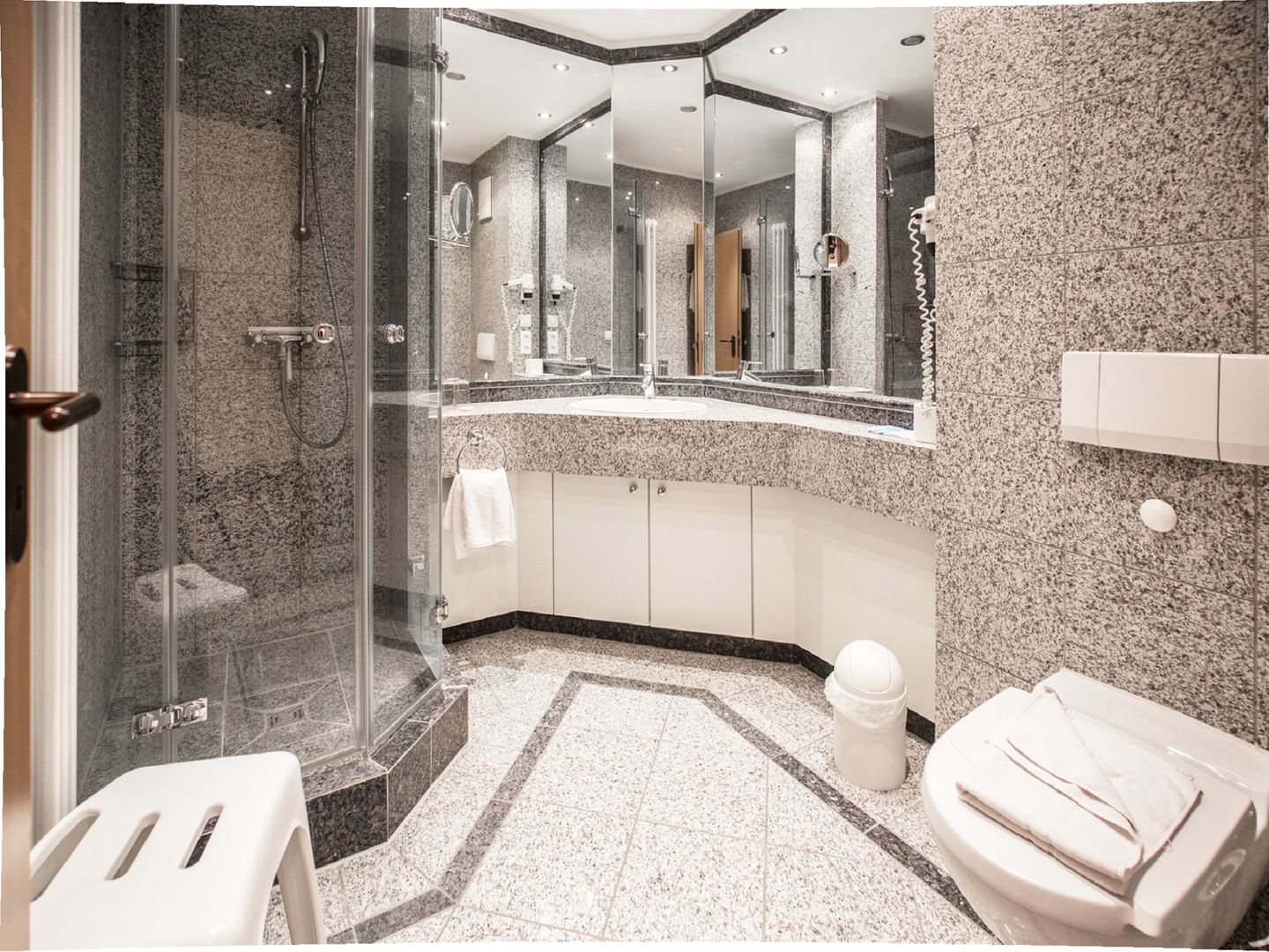 Dünenpark Binz Komfortplus Ferienwohnung mit 1 Schlafzimmer und Balkon im Dachgeschoss (246) Insel Rügen - Badezimmer