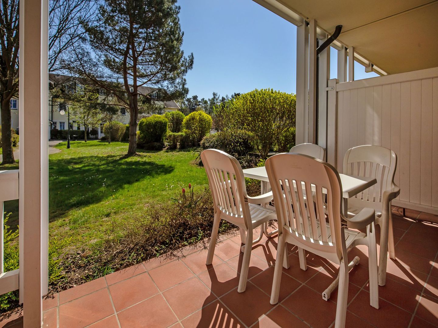 Dünenpark Binz Komfort Ferienwohnung mit 1 Schlafzimmer und Terrasse im Erdgeschoss (239) Insel Rügen - Terrasse