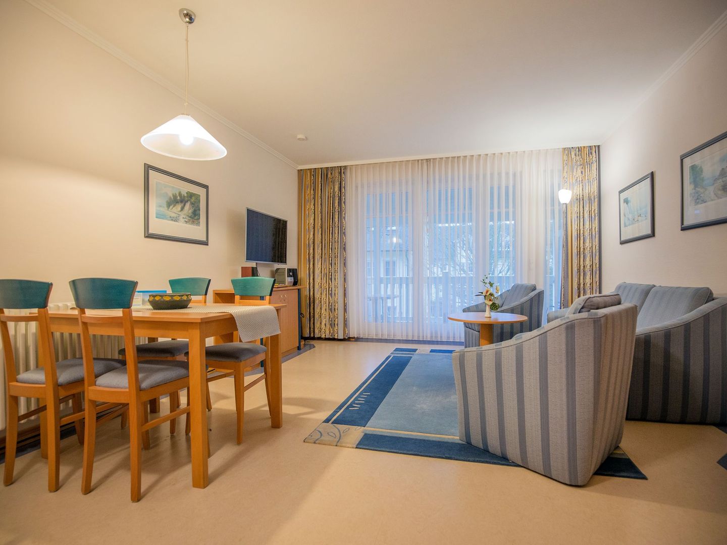 Dünenpark Binz Komfort Ferienwohnung mit 1 Schlafzimmer und Balkon im Obergeschoss (244) Insel Rügen - Wohnzimmer