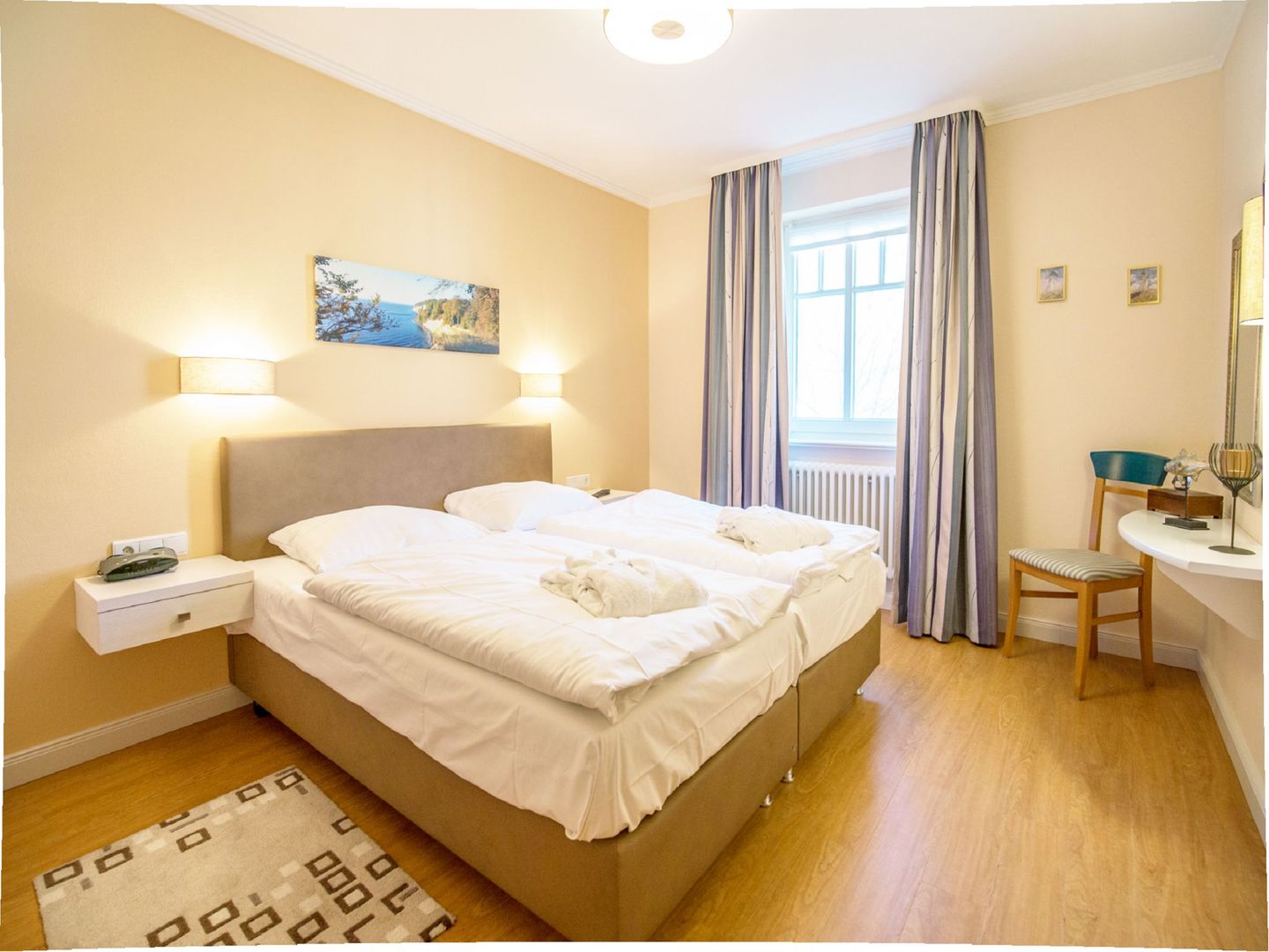 Dünenpark Binz Komfortplus Ferienwohnung mit 1 Schlafzimmer und Balkon im Obergeschoss (253) Insel Rügen - Schlafzimmer