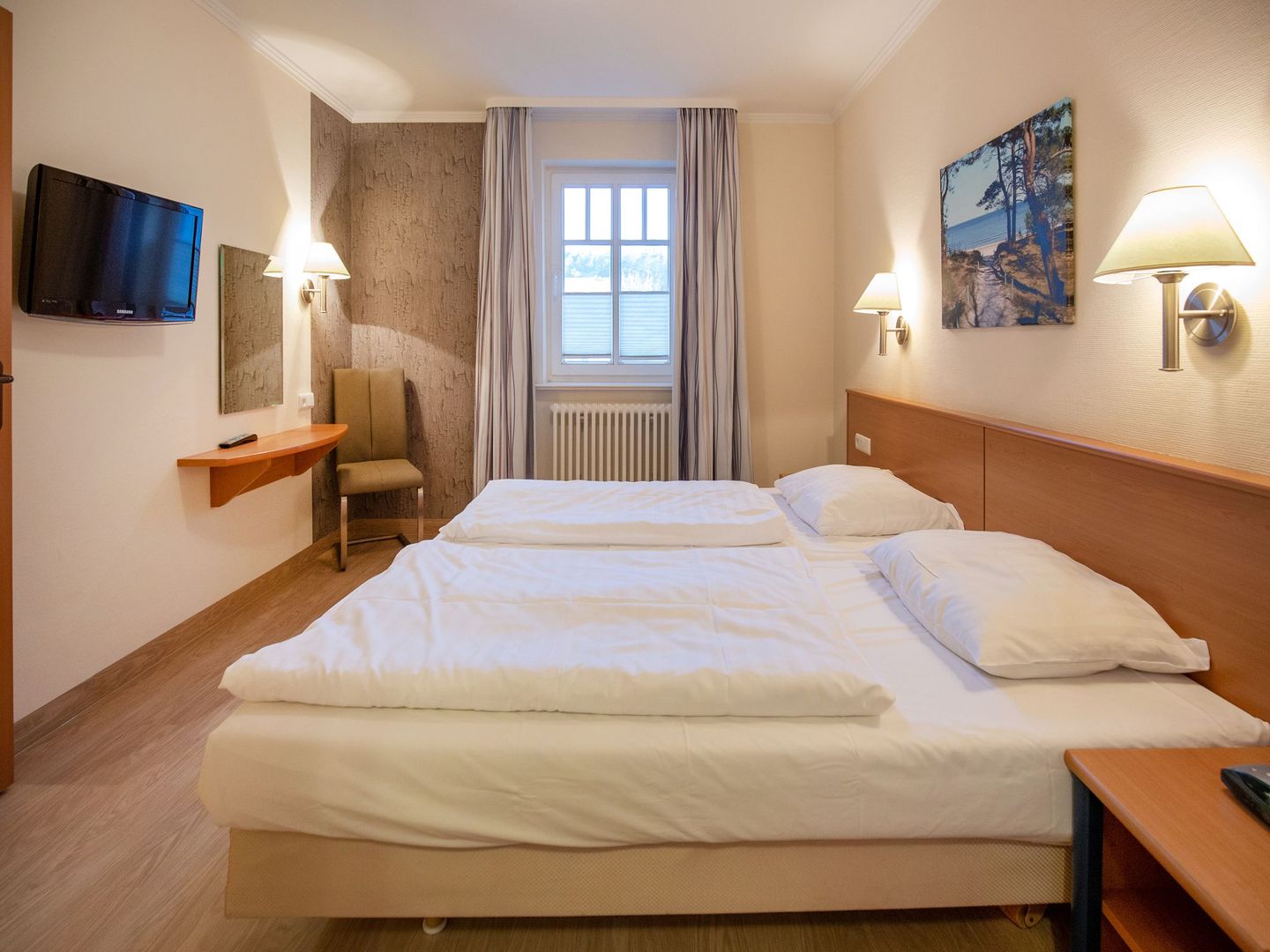 Dünenpark Binz Komfortplus Ferienwohnung mit 1 Schlafzimmer und Balkon im Obergeschoss (254) Insel Rügen - Schlafzimmer