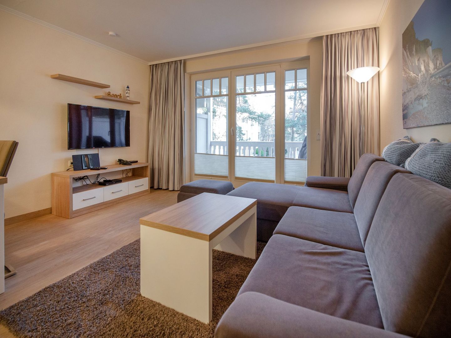 Dünenpark Binz Komfortplus Ferienwohnung mit 1 Schlafzimmer und Balkon im Obergeschoss (254) Insel Rügen - Wohnzimmer