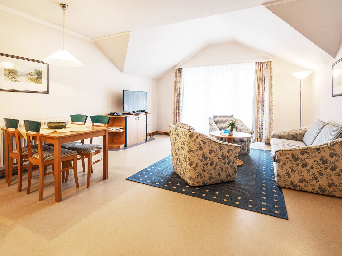 Dünenpark Binz Komfort Ferienwohnung mit 1 Schlafzimmer und Balkon im Dachgeschoss (258) Insel Rügen - Wohnzimmer