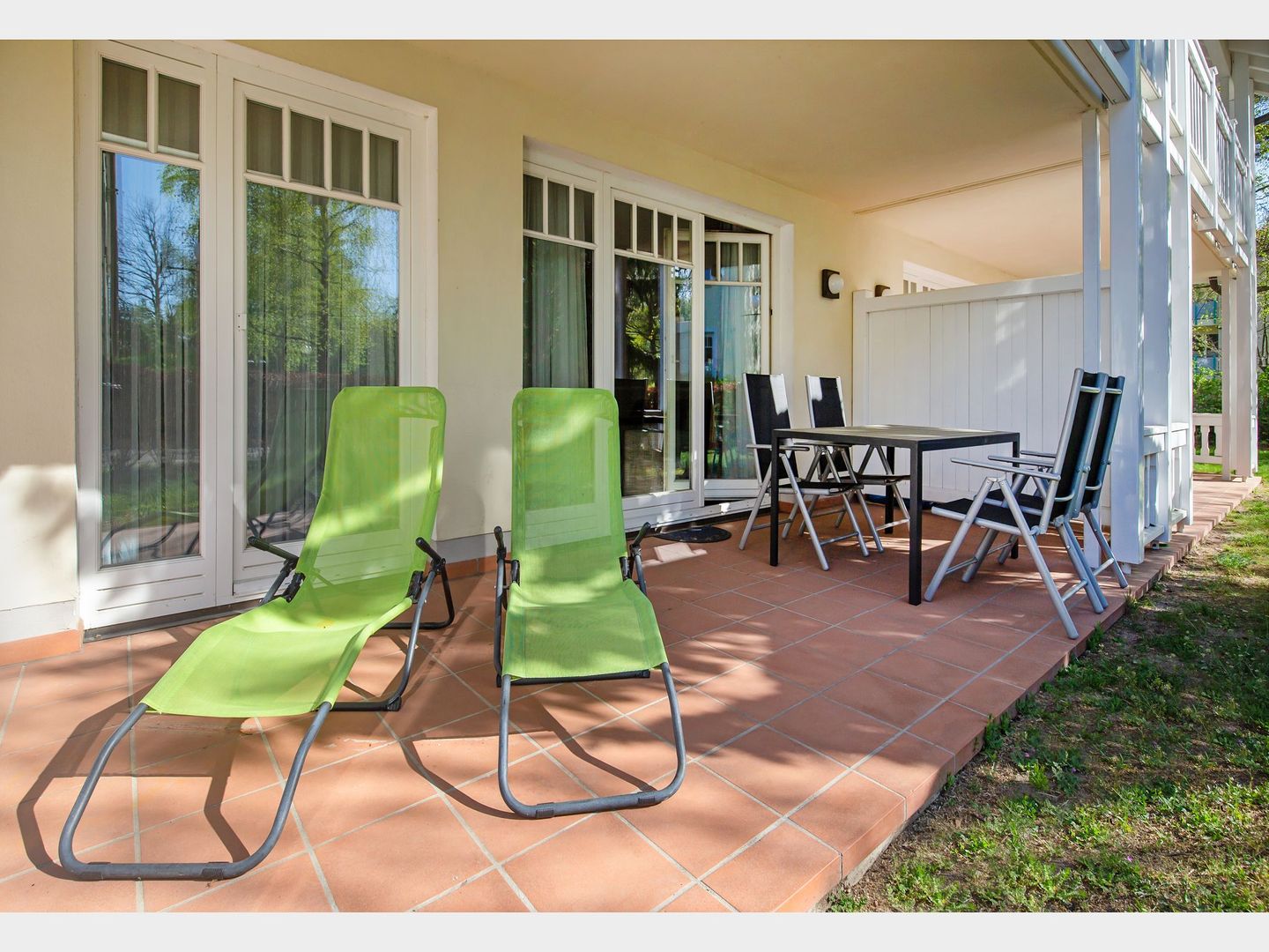 Dünenpark Binz Komfort Ferienwohnung mit 2 Schlafzimmern und Terrasse im Erdgeschoss (261) Insel Rügen - Terrasse