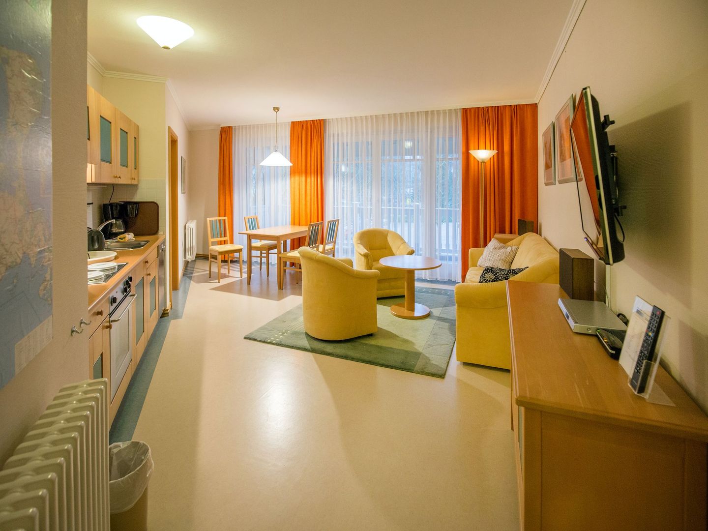 Dünenpark Binz Komfort Ferienwohnung mit 1 Schlafzimmer und Balkon im Obergeschoss (266) Insel Rügen - Wohnzimmer