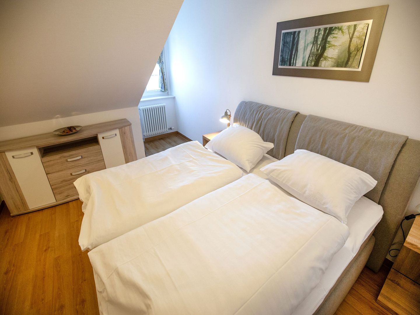 Dünenpark Binz Komfortplus Ferienwohnung mit 1 Schlafzimmer und Balkon im Dachgeschoss (294) Insel Rügen - Schlafzimmer