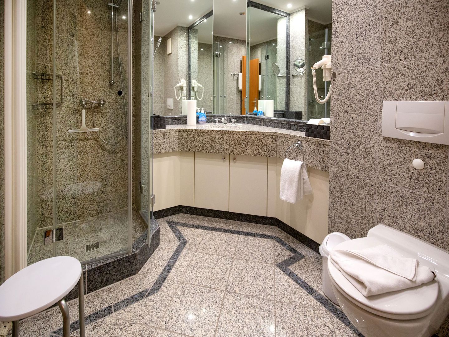 Dünenpark Binz Komfortplus Ferienwohnung mit 1 Schlafzimmer und Balkon im Dachgeschoss (294) Insel Rügen - Badezimmer