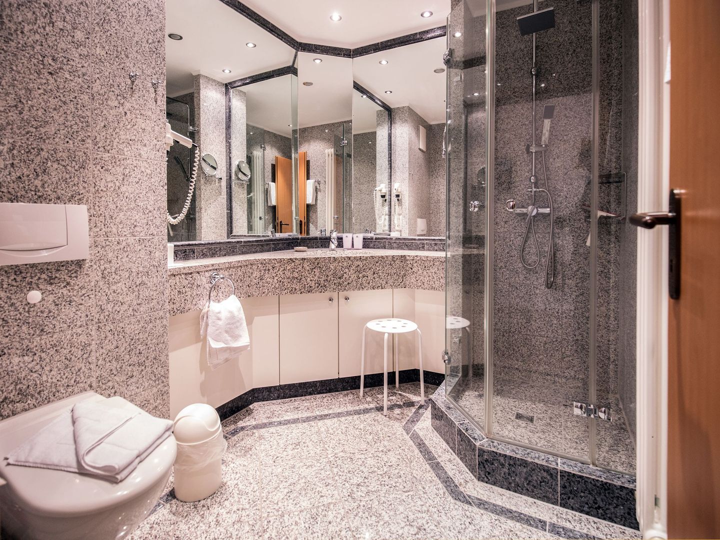 Dünenpark Binz Komfortplus Ferienwohnung mit 1 Schlafzimmer und Balkon im Dachgeschoss (295) Insel Rügen - Badezimmer