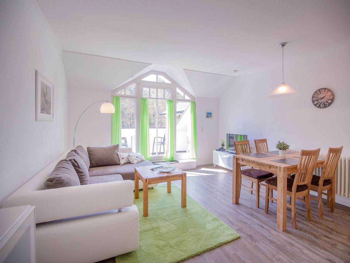 Dünenpark Binz Komfortplus Ferienwohnung mit 1 Schlafzimmer und Balkon im Dachgeschoss (295) Insel Rügen - Wohnzimmer