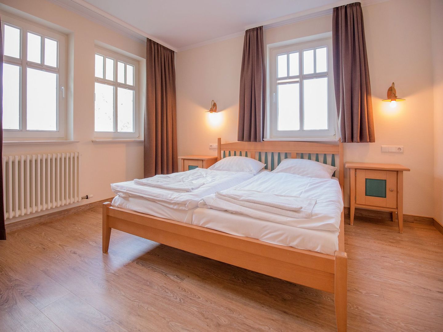 Dünenpark Binz Komfortplus Ferienwohnung mit 2 Schlafzimmern und Balkon im Obergeschoss (280) Insel Rügen - Schlafzimmer