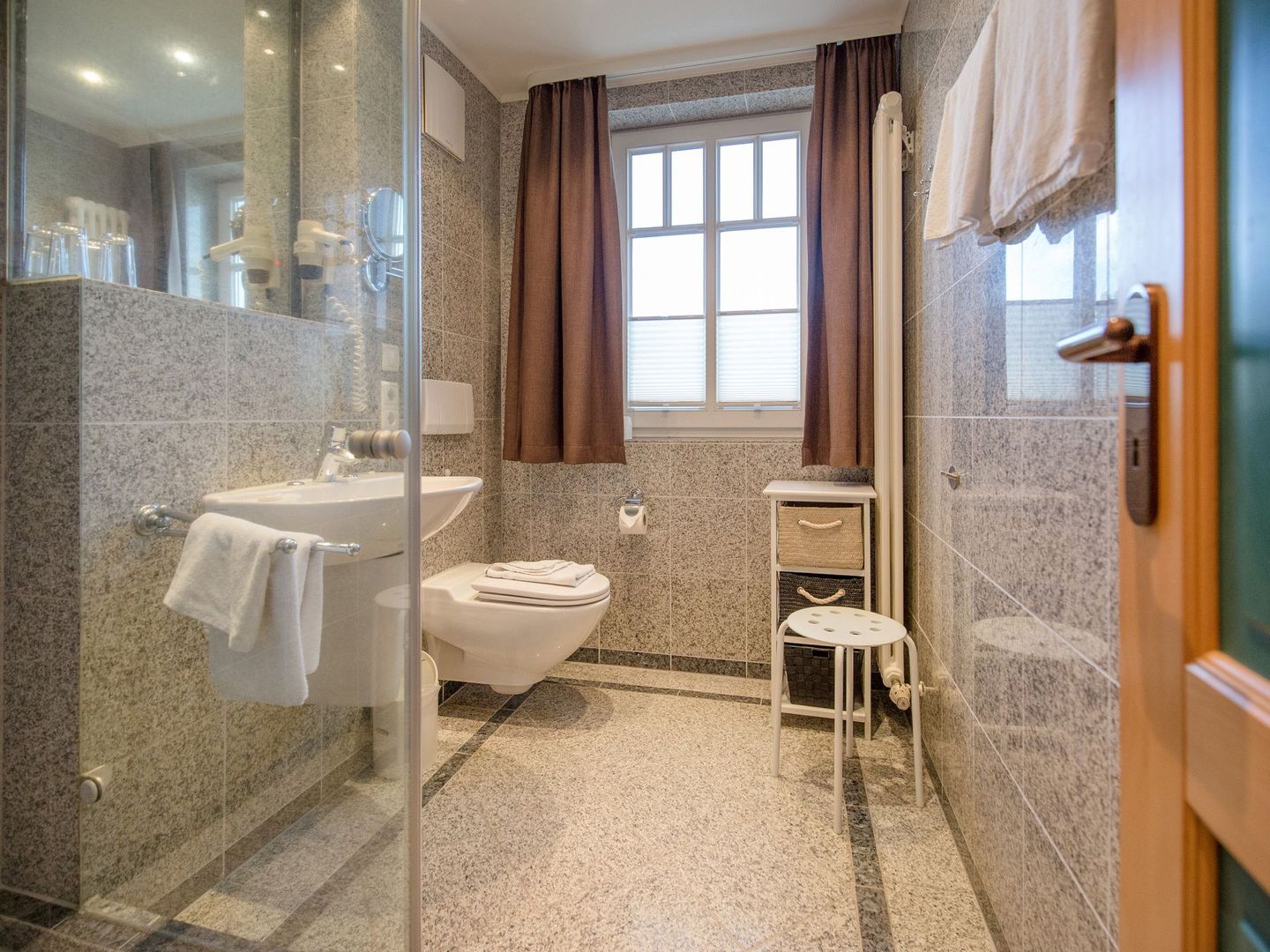 Dünenpark Binz Komfortplus Ferienwohnung mit 2 Schlafzimmern und Balkon im Obergeschoss (280) Insel Rügen - Badezimmer